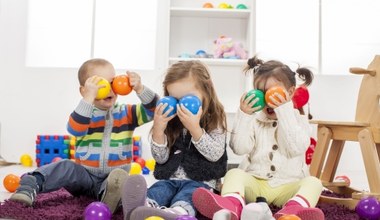Opóźnienia w wypłacie "babciowego". ZUS tłumaczy jak rozpatruje wnioski