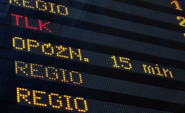 Opóźnione autobusy, chaos na dworcach PKP