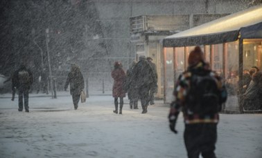 Opóźnione pociągi, miejscowości bez prądu, zasypane drogi 