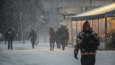 Opóźnione pociągi, miejscowości bez prądu, zasypane drogi 