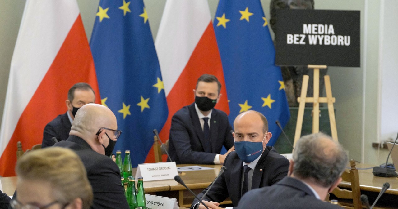 Opozycja apeluje o wycofanie się z projektu podatku od mediów 