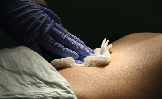 Opozycja do PiS: Niszczycie in vitro, kobiety znowu wyjdą na ulice