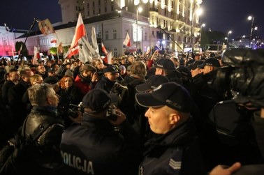 Opozycjonista z czasów PRL uderzony w twarz podczas miesięcznicy. Policja zatrzymała 50-latka