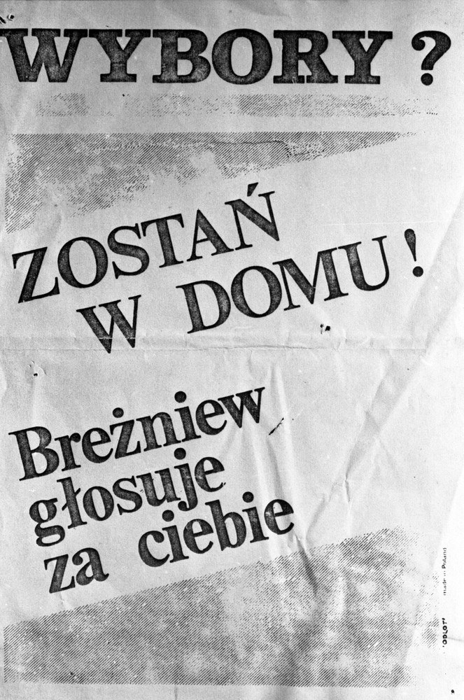 Opozycyjny plakat z 1980 r. "Wybory? Zostań w domu. Breżniew głosuje za ciebie" /Wojtek Laski /East News