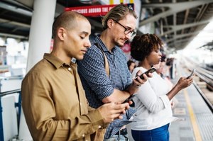 Opracowali aplikację na smartfony. Chroni przed wypadkami spowodowanymi przez... smartfony