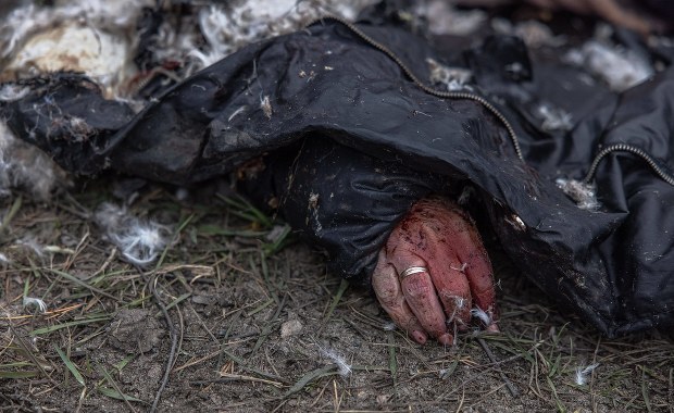 Oprawcy dzwonili z telefonów ofiar. NYT o "cyfrowych odciskach" masakry w Buczy