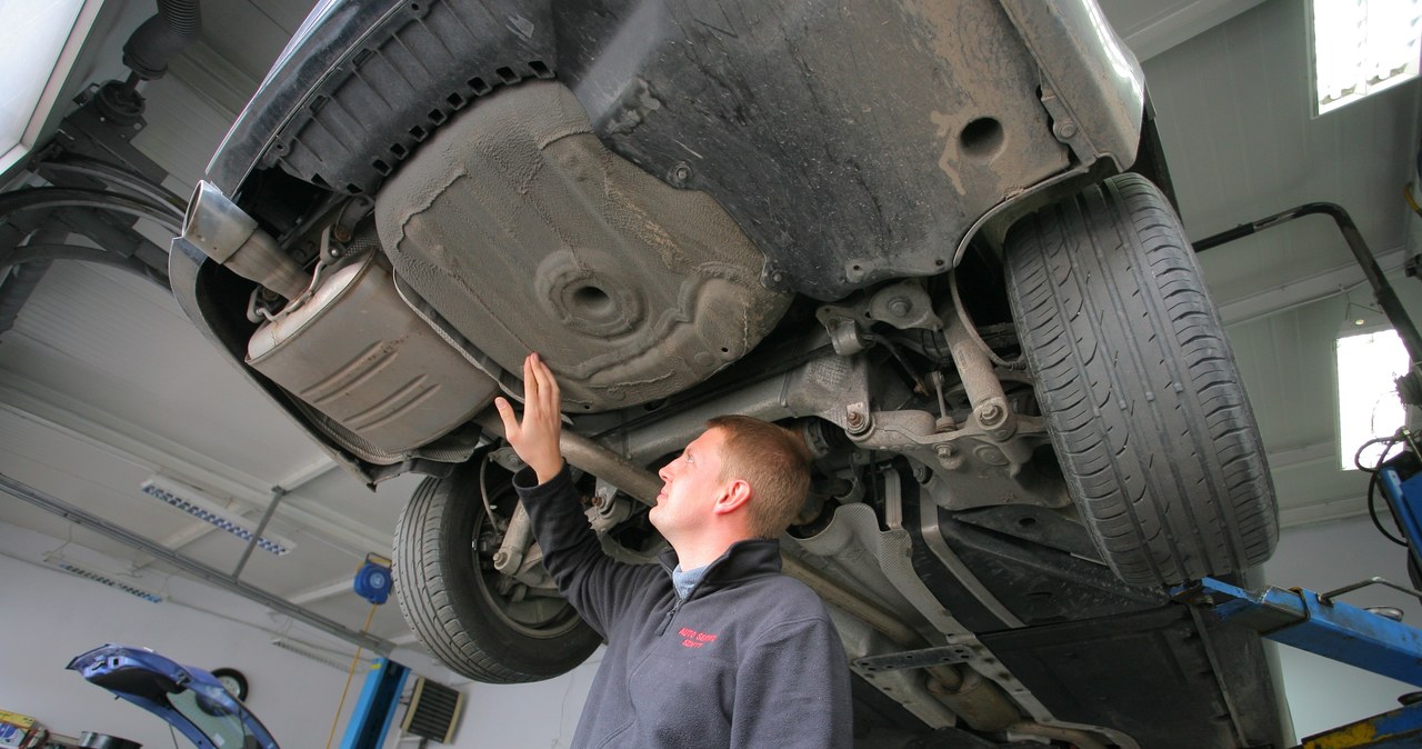 Oprócz badania na ramie auto powinien obejrzeć doświadczony lakiernik, który będzie potrafił ocenić np. oryginalność powłoki antykorozyjnej podwozia czy wykryć niefirmowe spawy lub zgrzewy. Dobry lakiernik potrafi też odróżnić strukturę lakieru charakterystyczną dla poszczególnych marek aut. /Motor