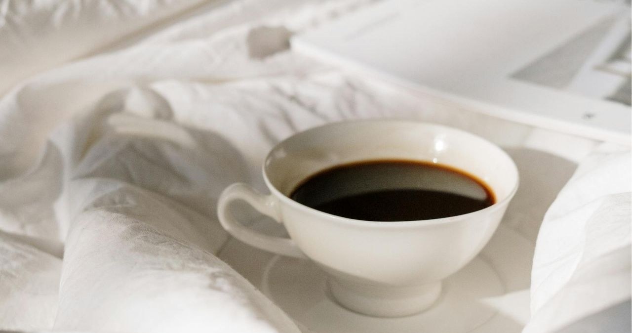 Oprócz maseczek wiele osób sięga po kawowe peelingi, które działają jak intensywny zabieg wygładzający. Fusy po zaparzeniu kawy, połączone z olejem roślinnym, cukrem lub jogurtem, pomagają usunąć martwy naskórek i pobudzają skórę masażem