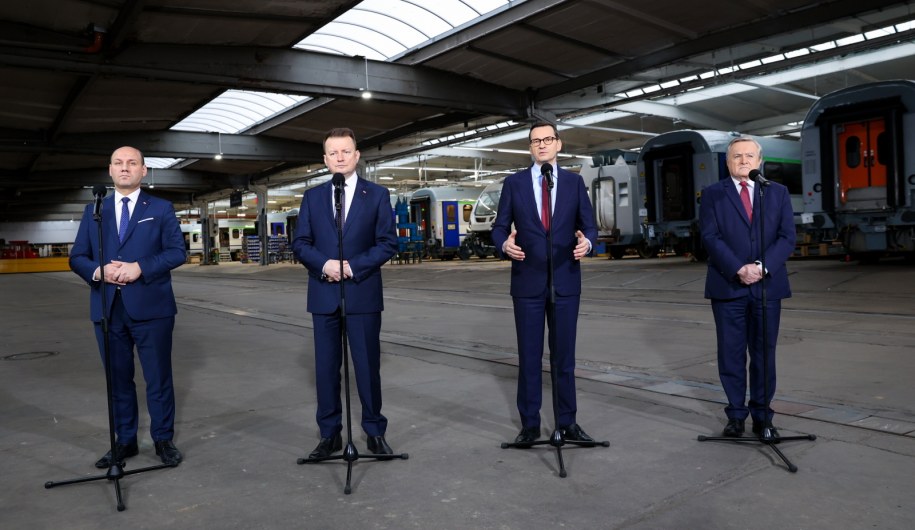 Oprócz premiera Morawieckiego (2P), w briefingu prasowym w Poznaniu wzięli udział również minister obrony Mariusz Błaszczak (2L), minister ds. europejskich Szymon Szynkowski vel Sęk (L) oraz minister kultury i dziedzictwa narodowego Piotr Gliński (P)