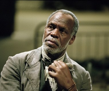 Oprócz solidnej międzynarodowej reputacji jednego z najlepszych aktorów teatralnych, filmowych i telewizyjnych naszych czasów, Danny Glover dał się poznać jako nieugięty obrońca praw człowieka. 

Początkowo niechętnie podchodził do pomysłu wystąpienia w "Manderlay" Larsa von Triera , ponieważ "jest to historia, która w tak poważny sposób mówi o kwestii niewolnictwa i jego następstw, a ma bardzo stereotypowych bohaterów". Ostatecznie zdecydował się jednak na współpracę z kontrowersyjnym Duńczykiem.
