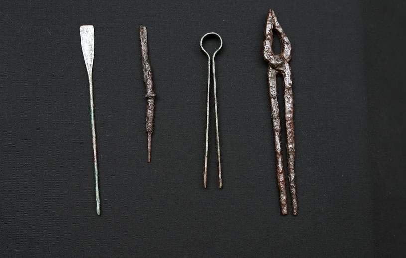 Oprócz szkieletu znaleziono również drewniane skrzynki zawierające kompletny zestaw narzędzi medycznych / Eötvös Loránd University /domena publiczna