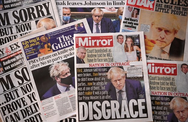 Oprócz zdjęcia brytyjskiego premiera Borisa Johnsona na okładce „Daily Mirror” z 13 stycznia pojawił się także napis „hańba”. /ANDY RAIN /PAP/EPA