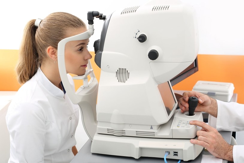 Optometrysta (bez dopisku refrakcjonitsa) to osoba, która skończyła wyższe studia w zakresie wykonywania pomiarów parametrów układu wzrokowego /123RF/PICSEL