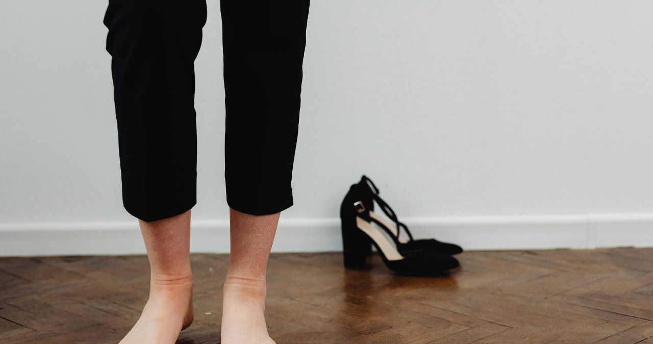 Opuchliznę stóp po całym dniu zwalczysz kąpielą z szałwii i rozmarynu /Karola G /pexels.com