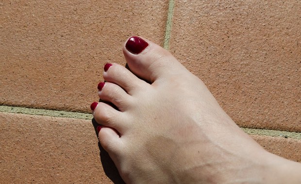 Opuchnięte stopy i nogi w czasie upałów? Są na to sposoby 