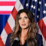 Opuść USA, dostaniesz 3000 dolarów. Bo jak nie...