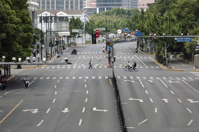 Opustoszałe ulice Szanghaju. W mieście mieszka 25 milionów ludzi /Getty Images
