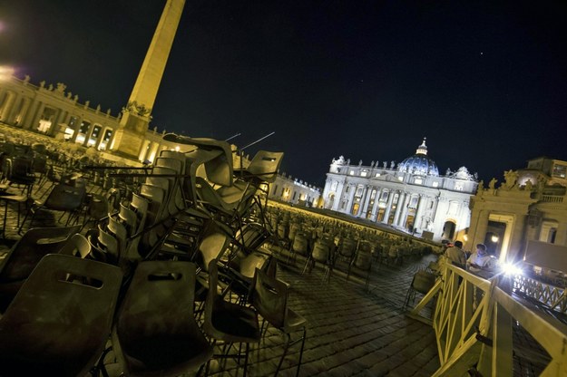 Opustoszały Plac św. Piotra w Rzymie /MASSIMO PERCOSSI /PAP/EPA