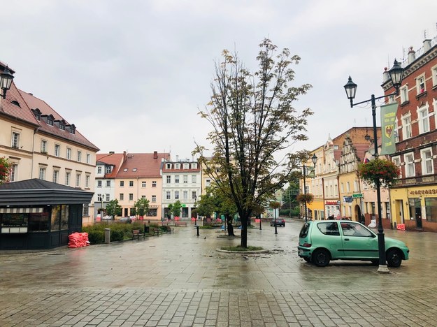 Opustoszały rynek w Paczkowie /Agnieszka  Wyderka /RMF FM