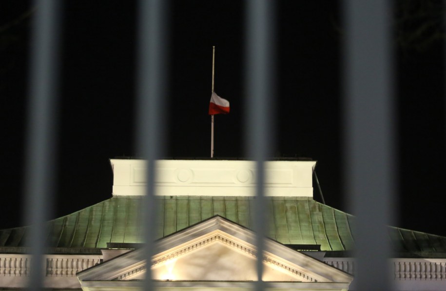 Opuszczona do połowy flaga na budynku Belwederu /PAP/Tomasz Gzell /PAP/EPA