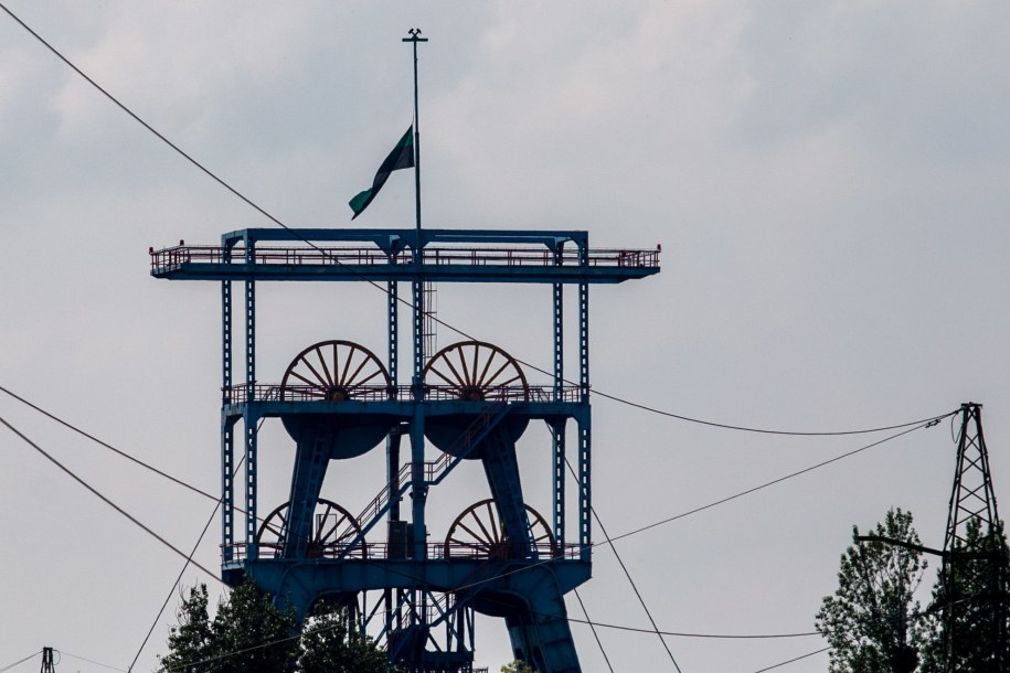Opuszczona do połowy górnicza flaga na wieży wyciągowej kopalni Borynia-Zofiówka-Jastrzębie / Andrzej Grygiel /PAP