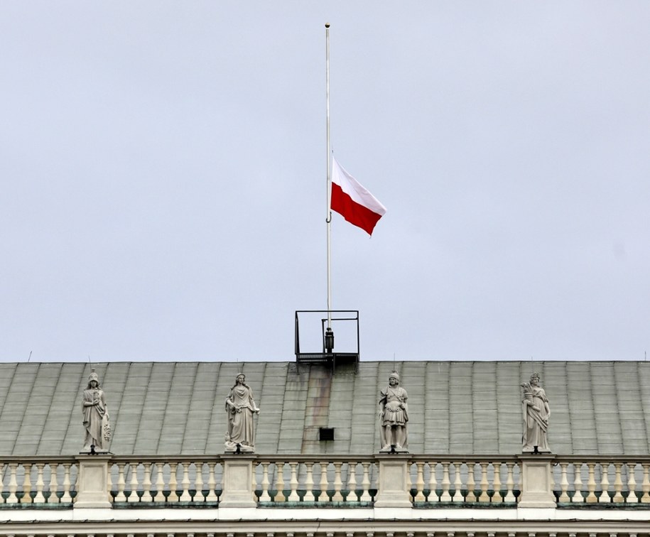 Opuszczona do połowy masztu flaga na Pałacu Prezydenckim (zdj. arch.) /Piotr Molecki /East News