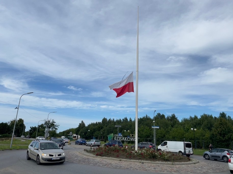 Opuszczona do połowy masztu i przepasana kirem flaga Polski na rondzie w pobliżu miejsca katastrofy /Stanisław Pawłowski /RMF FM