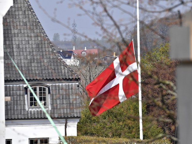 Opuszczona duńska flaga do połowu masztu z powodu śmierci trojga dzieci Andersa Povlsena /Ernst van Norde /PAP/EPA