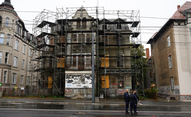 Opuszczona kamienica grozi zawaleniem. Akcja służb w Poznaniu