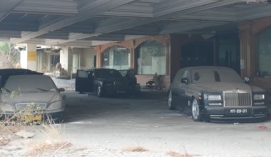 Opuszczona kolekcja luksusowych aut. Wystarczył film i już je rozkradają