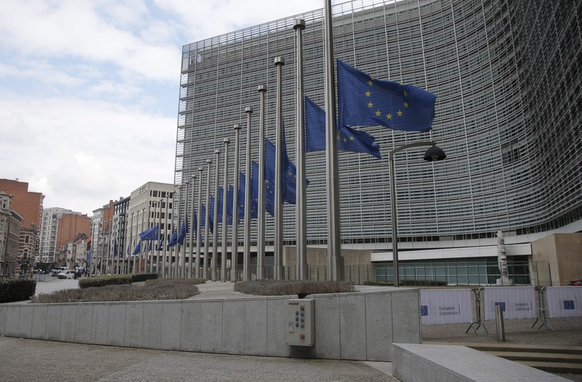 Opuszczone flagi przy budynku Komisji Europejskiej /PAP/EPA