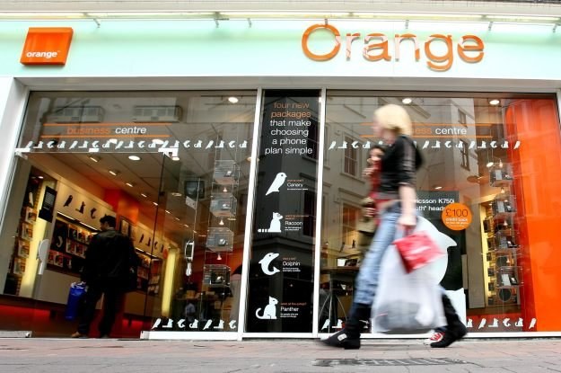 Orange lepiej "kojarzy się" z internetem niż neostrada. Czy słusznie? /AFP