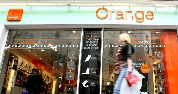 Orange lepiej "kojarzy się" z internetem niż neostrada. Czy słusznie? /AFP