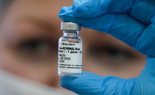 Orban chce szczepić rodaków Sputnikiem V. UE nie ma zaufania do rosyjskiego preparatu