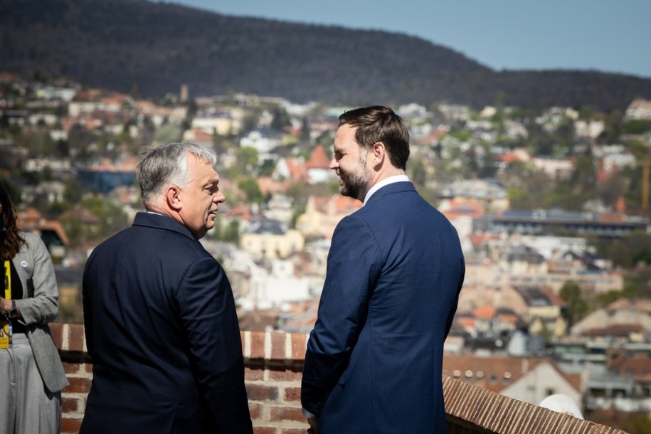 Orban i Vance podziwiają panoramę Budapesztu. /PAP/EPA/Zoltan Fischer HANDOUT /PAP/EPA