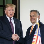 Orban kibicuje Trumpowi, ruga demokratów