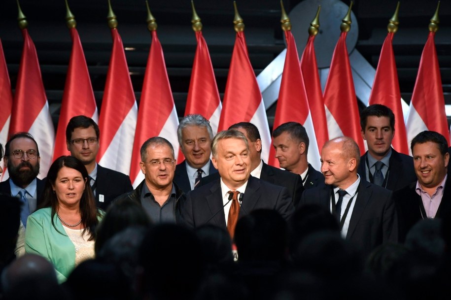 Orban na konferencji po zakończeniu głosowania w referendum /PAP/EPA/SZILARD KOSZTICSAK /PAP/EPA