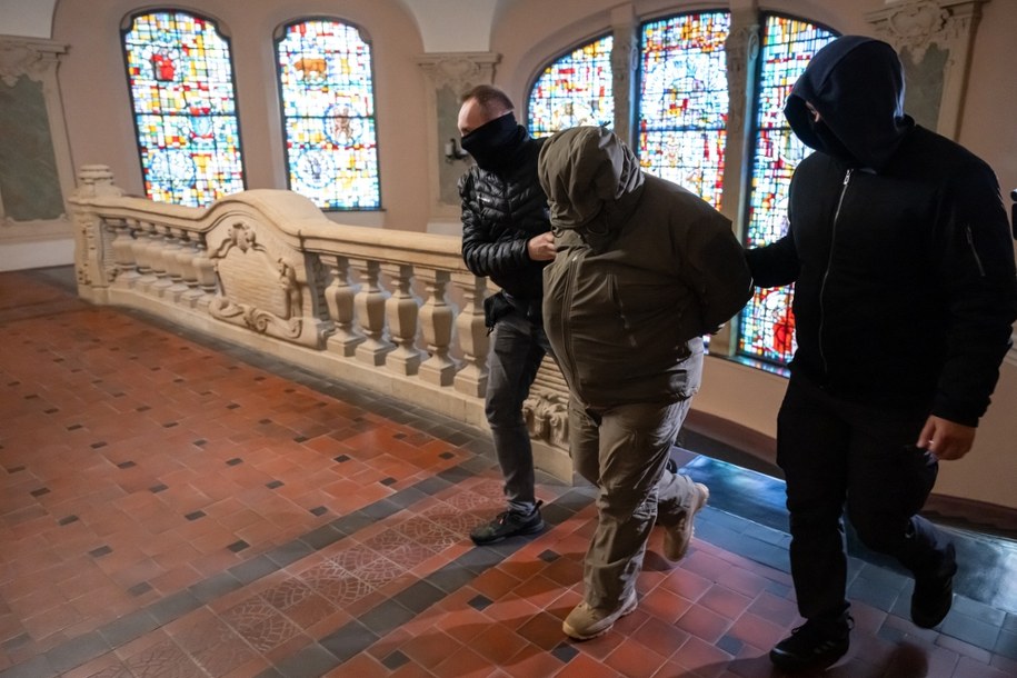 Ordynator Oddziału Neurologicznego z Pododdziałem Udarowym Szpitala Wojewódzkiego w Poznaniu dr. Jacek D. podczas doprowadzenia do sądu Sądu Rejonowego w Poznaniu /Jakub Kaczmarczyk /PAP