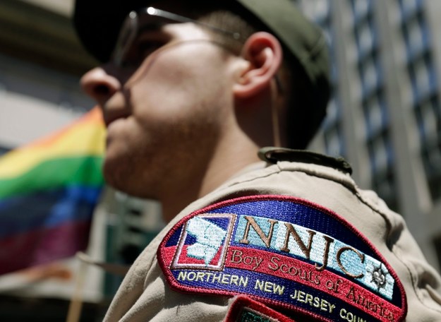 Organizacja Boy Scouts of America zniosła zakaz pełnienia w niej funkcji liderów, instruktorów i płatnych ekspertów przez osoby dorosłe o jawnej orientacji homoseksualnej /Peter Foley /PAP/EPA