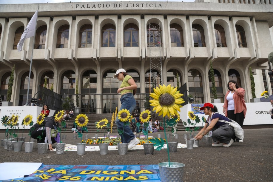 Organizacje kobiece zorganizowały przed sądem wydarzenie wspierające rodziny ofiar tragedii /EFE/ Mariano Macz /PAP/EPA