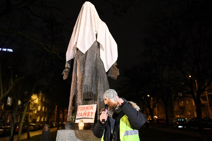 Organizator akcji, inicjator powołania "Komisji prawdy i zadośćuczynienia" Michał Wojciechowicz nakrywa prześcieradłem pomnik ks. Henryka Jankowskiego w Gdańsku, 12 bm. Protest pod hasłem "NIE dla pedofilii w kościele, TAK dla Komisji Prawdy" zorganizowali działacze Lepszego Gdańska.