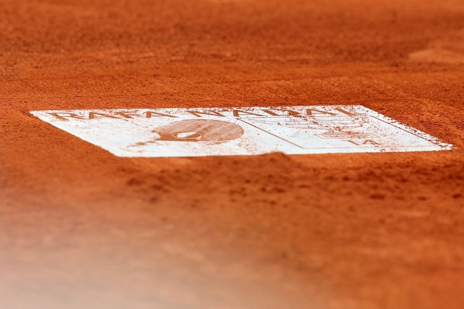 Organizatorzy odsłonili odcisk stopy Nadala wbity w mączkę kortu centralnego. /Teresa Suarez /PAP/EPA