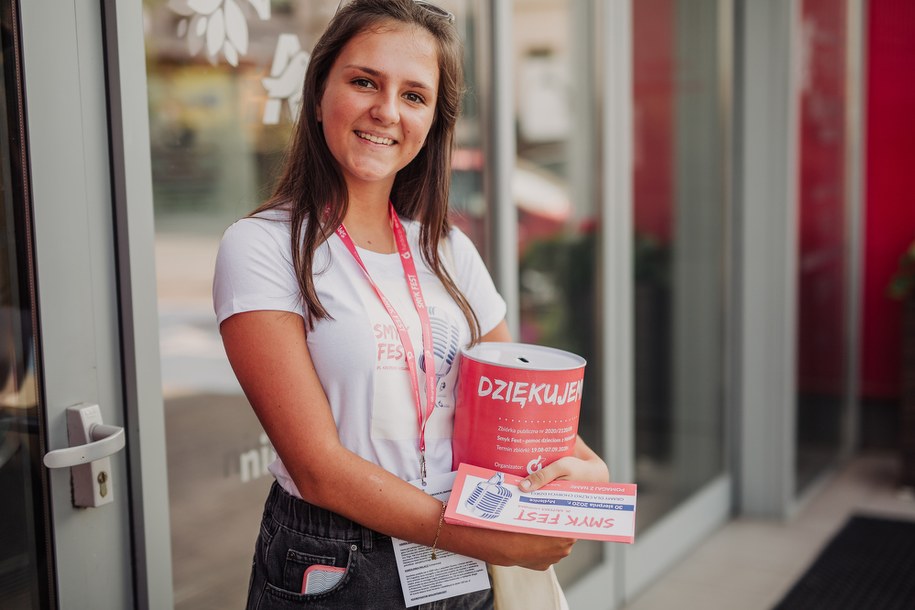 Organizatorzy SMYK FESTU dają możliwość pomocy potrzebującym dzieciom na różne sposoby - jedną z nich jest wsparcie kwestujących wolontariuszy /turczyki.pl /