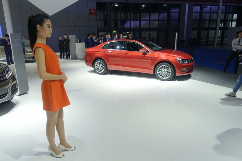 Organizatorzy tegorocznego Auto Shanghai  2015 – z małymi wyjątkami -  zrezygnowali z atrakcyjnych, skąpo odzianych hostess /Fot. jacek Jurecki /INTERIA.PL