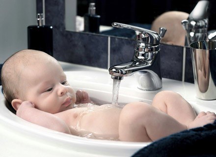 Organizm niemowlęcia każdego dnia potrzebuje około 1 litra płynów. /ThetaXstock