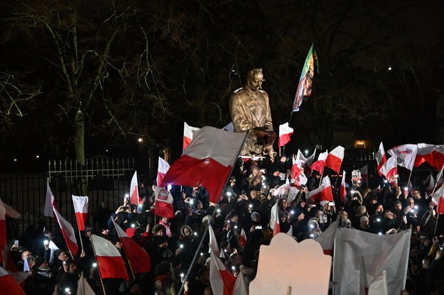Organizowana przez Prawo i Sprawiedliwość manifestacja "Protest Wolnych Polaków" w Warszawie /Radek Pietruszka /PAP