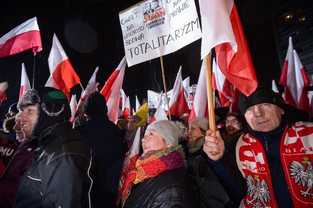 Organizowana przez Prawo i Sprawiedliwość manifestacja "Protest Wolnych Polaków" w Warszawie /Marcin Obara /PAP
