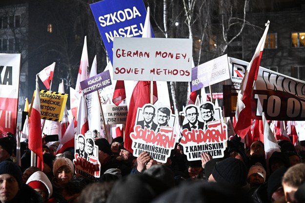 Organizowana przez Prawo i Sprawiedliwości manifestacja /Radosław Pietruszka /PAP