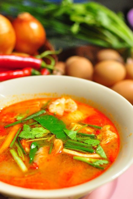 Orientalna pikantna zupa tajska z trawą cytrynową /123RF/PICSEL