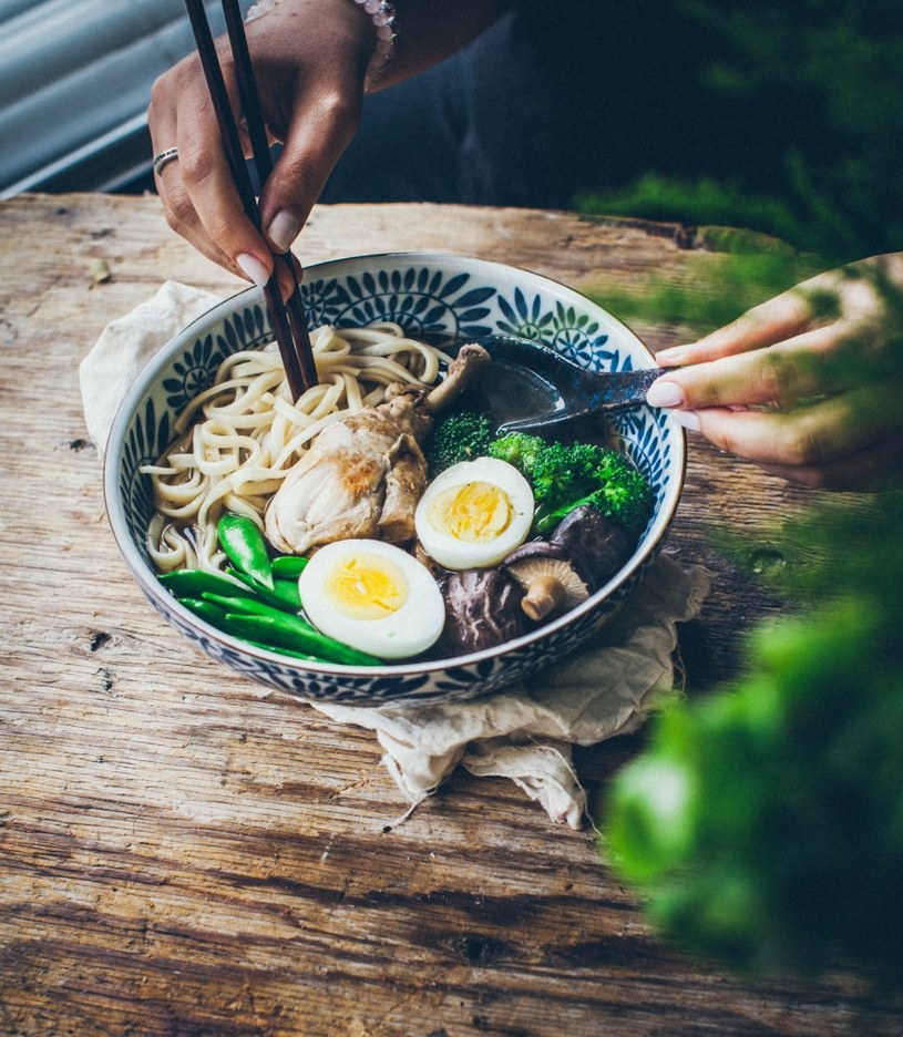 Orientalny bulion typu ramen z grzybami shiitake /materiały prasowe